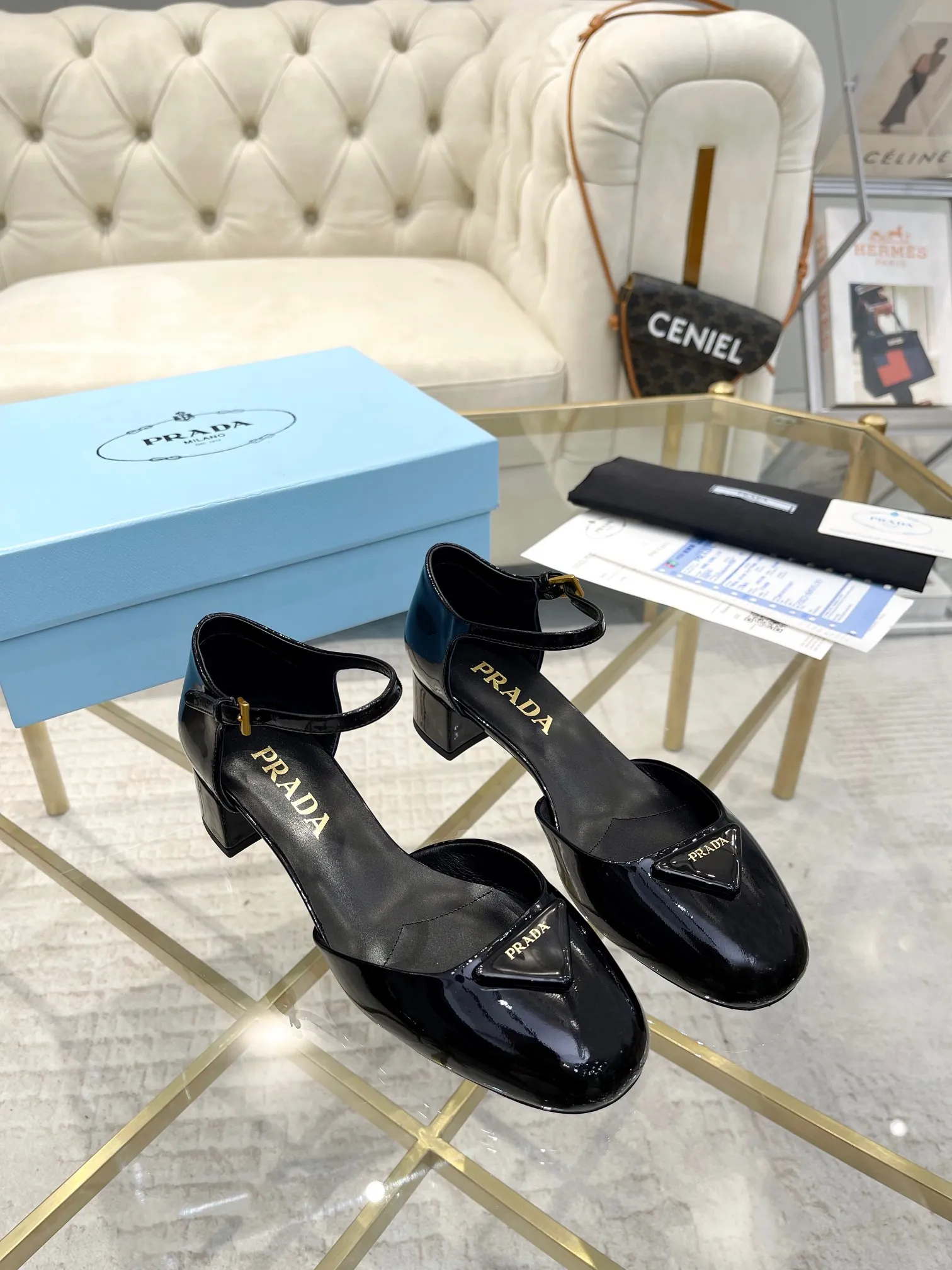 👟👟Ex-factory price 560👟👟 (imitation leather bottom-20) PRADA 👉Ready stock👈Remove the original plate and make a 1:1 replica‼ ️The highest version👌2024Prada early spring catwalk hot style 😘Latest spring style thick heel series (genuine leather sole), (simulated leather sole) goddess must-have super beautiful on the feet 👉The upper is made of imported cow patent leather, soft and textured, lining + foot pads, imported sheepskin lining, breathable and comfortable, reverse molded brand buckle, heel height 4.5M, size 35M-39M (34 40 41 42 Customized (non-returnable and non-exchangeable)
